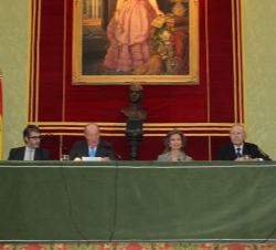Sus Majestades los Reyes en la mesa presidencias del Salón de Actos de la Real Academia de Ciencias Exactas, Físicas y Naturales